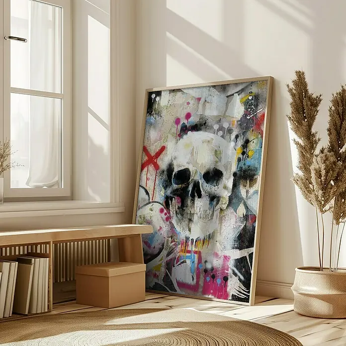 Papermoon Bild - Skull, B x H: 100 x 140 cm, Ohne Passepartout, Rahmen Eiche - Nahaufnahme eines gerahmten Graffiti-Kunstwerks mit einem Schädel, das an einer Wand in einem hellen Raum lehnt.