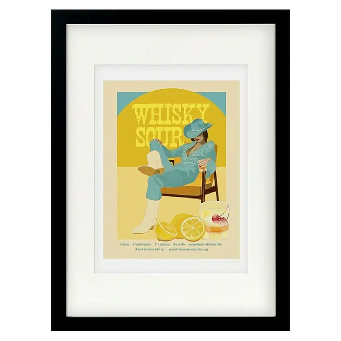 Papermoon Bild - Cocktails Whisky Sour, B x H: 80 x 110 cm, Mit Passepartout, Rahmen Schwarz - Gerahmtes Whiskey Sour Rezept-Poster mit einer Illustration einer Frau mit Hut und Zutaten, ideal für die Bar oder Küche.