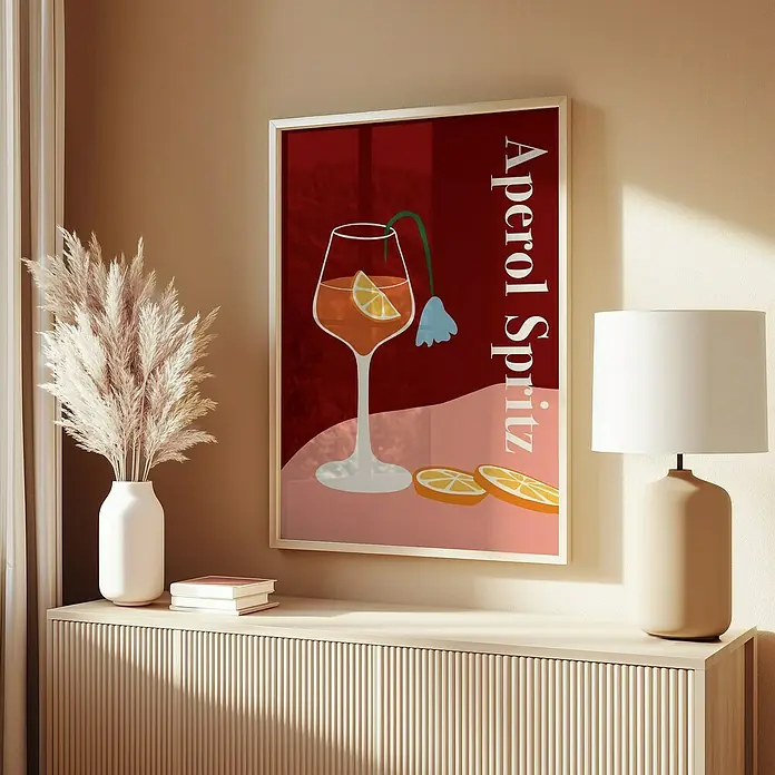 Papermoon Bild - Aperol Spritz, B x H: 60 x 80 cm, Mit Passepartout, Rahmen Eiche - Poster mit einem Apérol Spritz Cocktail-Motiv, gerahmt und an einer Wand über einem Sideboard platziert.