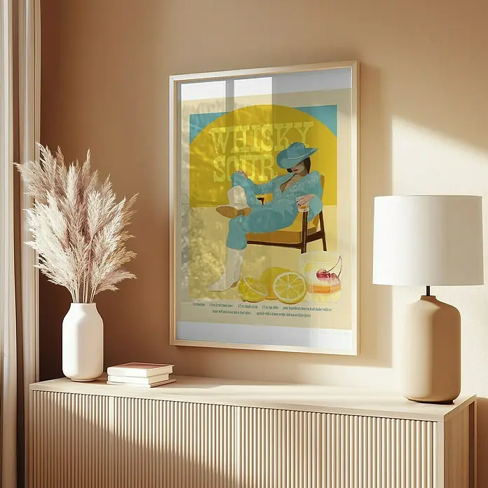 Papermoon Bild - Cocktails Whisky Sour, B x H: 50 x 70 cm, Mit Passepartout, Rahmen Eiche - Ein gerahmtes "Whiskey Sour"-Rezeptposter hängt über einem beigen Sideboard, ergänzt durch Pampasgras und eine Lampe.