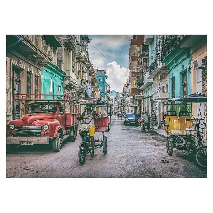 Papermoon Poster - Habana Street, B x H: 140 x 100 cm, Ohne Passepartout - Kubanische Straße mit Oldtimer-LKW, Fahrradtaxi und bunten Gebäuden.