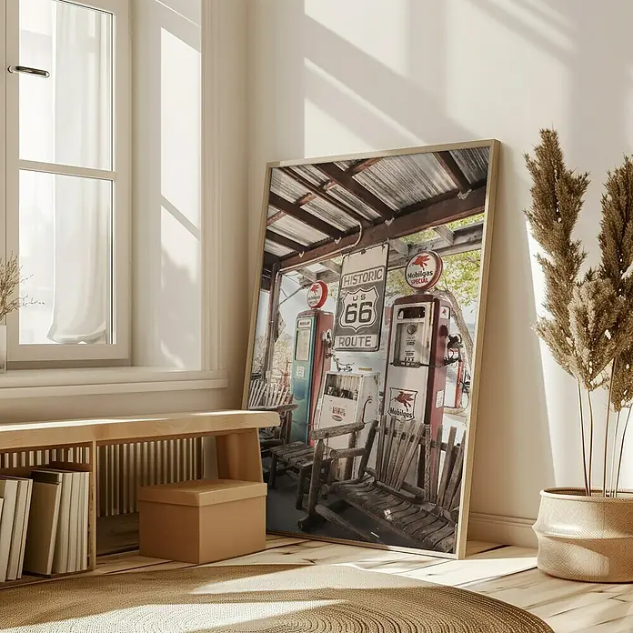 Papermoon Bild - Route 66 Gas Station, B x H: 70 x 100 cm, Ohne Passepartout, Rahmen Eiche - Ein gerahmtes Bild von alten Zapfsäulen an der Route 66, lehnt an einer Wand und verleiht dem Raum einen Vintage-Touch.