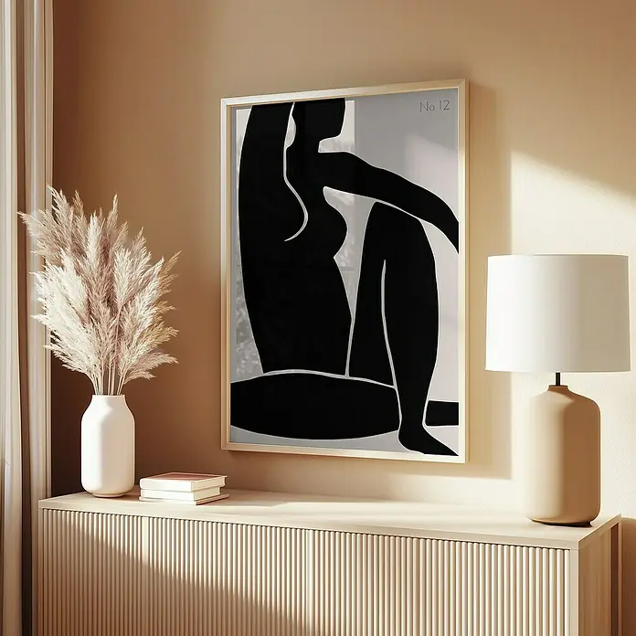 Papermoon Bild - Figure No. 12, B x H: 80 x 110 cm, Mit Passepartout, Rahmen Eiche - Eine stilvolle Dekoration mit einem abstrakten Kunstwerk einer Frau, einer Lampe und einer Vase mit Pampasgras auf einem Sideboard.