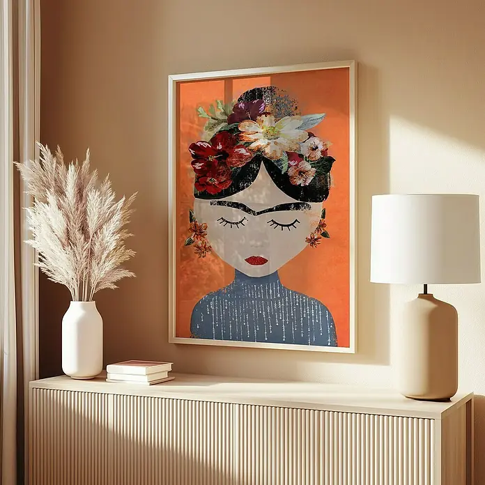 Papermoon Bild - Treechild Frida Orange, B x H: 80 x 110 cm, Ohne Passepartout, Rahmen Eiche - Ein stilvolles Frida Kahlo Poster mit Blumenkranz, gerahmt und an einer beigen Wand aufgehängt, verleiht jedem Raum eine künstlerische Note.