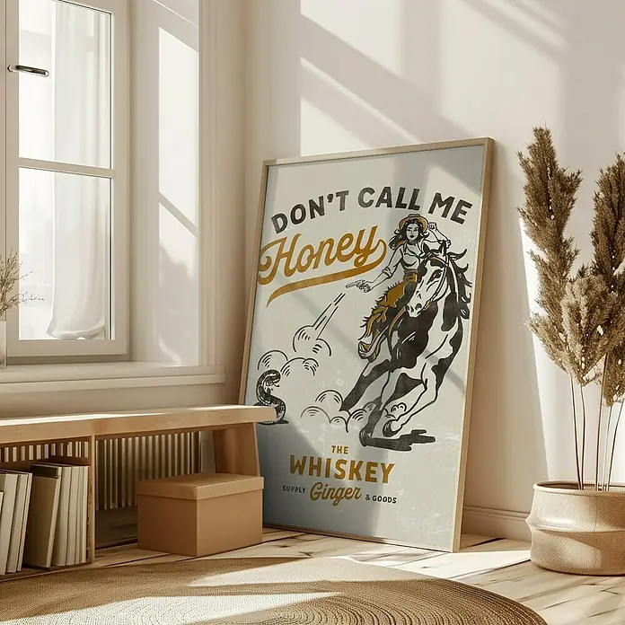 Papermoon Bild - Don´t Honey Print 2, B x H: 70 x 100 cm, Mit Passepartout, Rahmen Eiche - Ein gerahmtes Poster mit der Aufschrift "Don't Call Me Honey" und einer Reiterin mit Pistole auf einem Pferd.