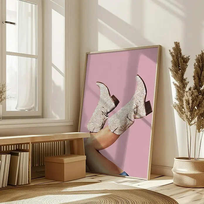 Papermoon Bild - Boots Glitter Pink, B x H: 60 x 80 cm, Ohne Passepartout, Rahmen Eiche - Ein trendiges Poster mit Cowboy-Stiefeln vor rosafarbenem Hintergrund, das jedem Raum einen Hauch von Western-Chic verleiht.