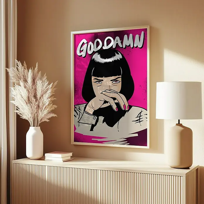 Papermoon Bild - Goodamn!, B x H: 80 x 110 cm, Mit Passepartout, Rahmen Eiche - Ein gerahmtes Wandkunstwerk mit einem auffälligen Pop-Art-Motiv einer Frau und dem Schriftzug "GODDAMN" in einem modernen Interieur.