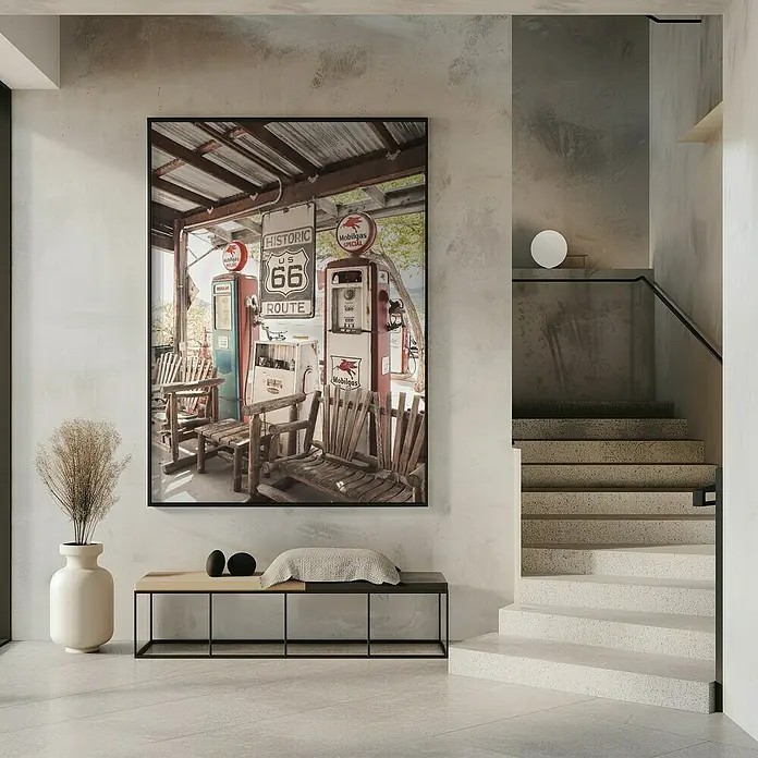 Papermoon Bild - Route 66 Gas Station, B x H: 70 x 100 cm, Ohne Passepartout, Rahmen Schwarz - Ein gerahmtes Kunstwerk mit nostalgischem Tankstellenmotiv und Sitzgelegenheiten, das eine moderne Raumgestaltung bereichert.