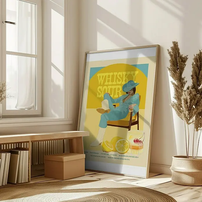 Papermoon Bild - Cocktails Whisky Sour, B x H: 50 x 70 cm, Mit Passepartout, Rahmen Eiche - Ein stilvolles Whiskey Sour Poster lehnt an einer Wand und verleiht dem Raum eine lässige, künstlerische Atmosphäre.