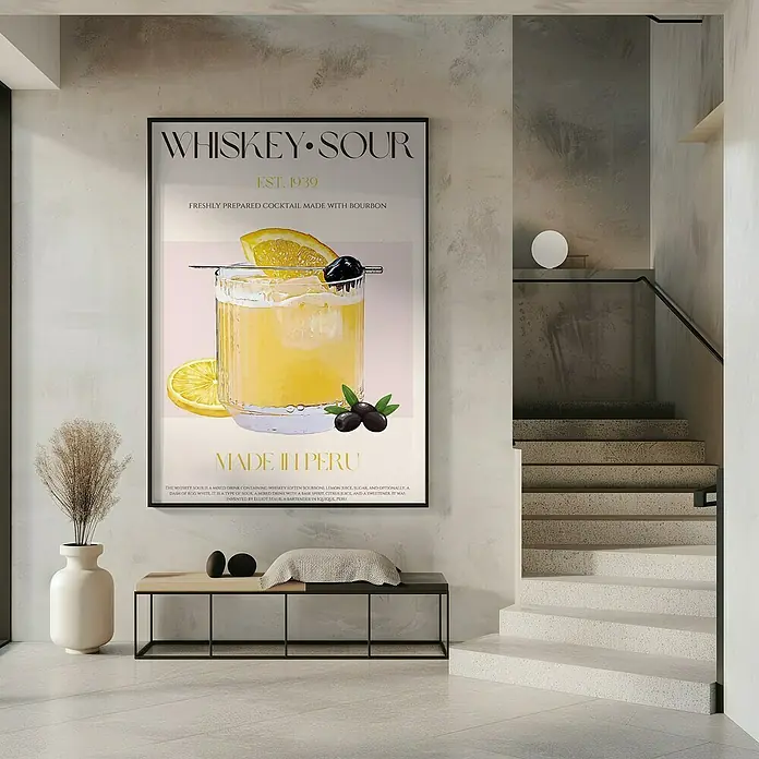 Papermoon Bild - Peru Whisky Bliss, B x H: 60 x 80 cm, Ohne Passepartout, Rahmen Schwarz - Ein gerahmtes Whiskey Sour Poster aus dem Jahr 1939 mit einem frisch zubereiteten Cocktail mit Bourbon, das an einer Wand hängt.