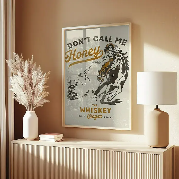Papermoon Bild - Don´t Honey Print 2, B x H: 70 x 100 cm, Mit Passepartout, Rahmen Eiche - Poster mit Cowgirl-Motiv "Don't call me Honey" für Whiskey, eine stilvolle Wanddekoration.