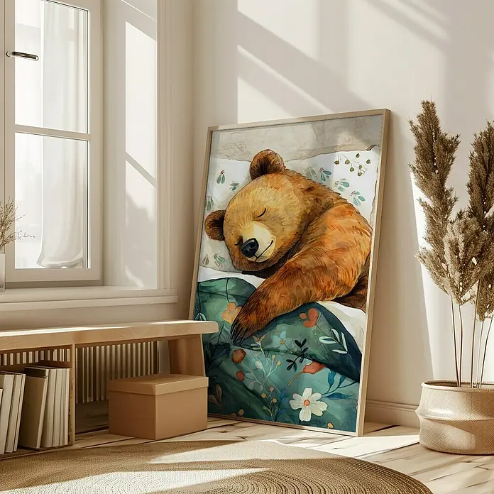 Papermoon Bild - Sleepy Bear, B x H: 70 x 100 cm, Mit Passepartout, Rahmen Eiche - Das gerahmte Bild zeigt einen schlafenden Bären mit floralen Akzenten, der dem Raum eine gemütliche und friedliche Atmosphäre verleiht.
