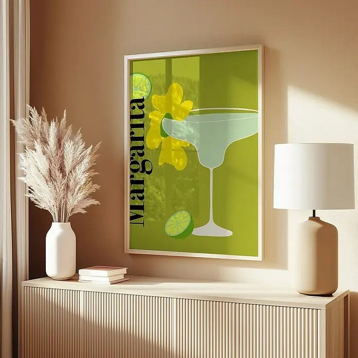 Papermoon Bild - Margarita, B x H: 100 x 140 cm, Ohne Passepartout, Rahmen Eiche - Ein gerahmtes Margaritagemälde mit limettengrünem Hintergrund, gelben Blüten und einem Margarita-Glas ist auf einer Konsole mit Lampe und Vase platziert.