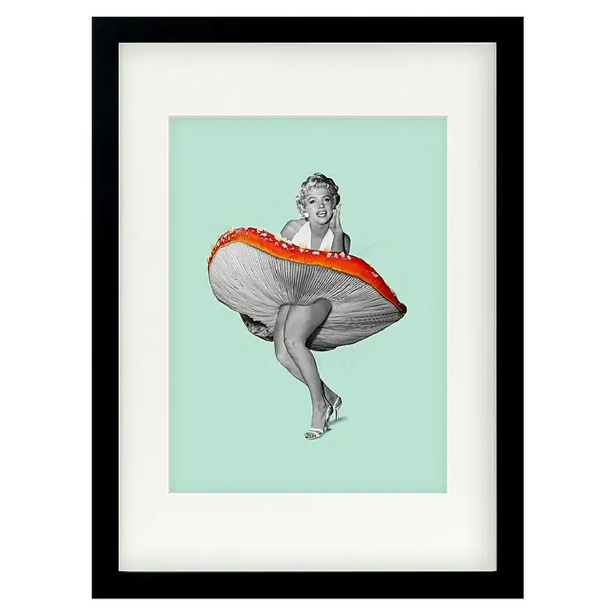 Papermoon Bild - Happy Dress, B x H: 50 x 70 cm, Mit Passepartout, Rahmen Schwarz - Gerahmtes Kunstwerk mit Marilyn Monroe, die unter einem leuchtend roten Fliegenpilz steht, vor einem mintfarbenen Hintergrund.