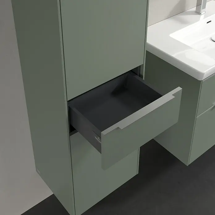 Villeroy & Boch Subway 3.0 Hochschrank - B x T x H: 40 x 36,2 x 171 cm, 1x Schublade, 2x Tür, Soft Green, Farbe Griff: Aluminium glänzend, DIN Anschlag: Links - Ein Badezimmer-Hochschrank in einem sanften Grünton mit einer offenen Schublade, die einen Einblick in das graue Innere gewährt.