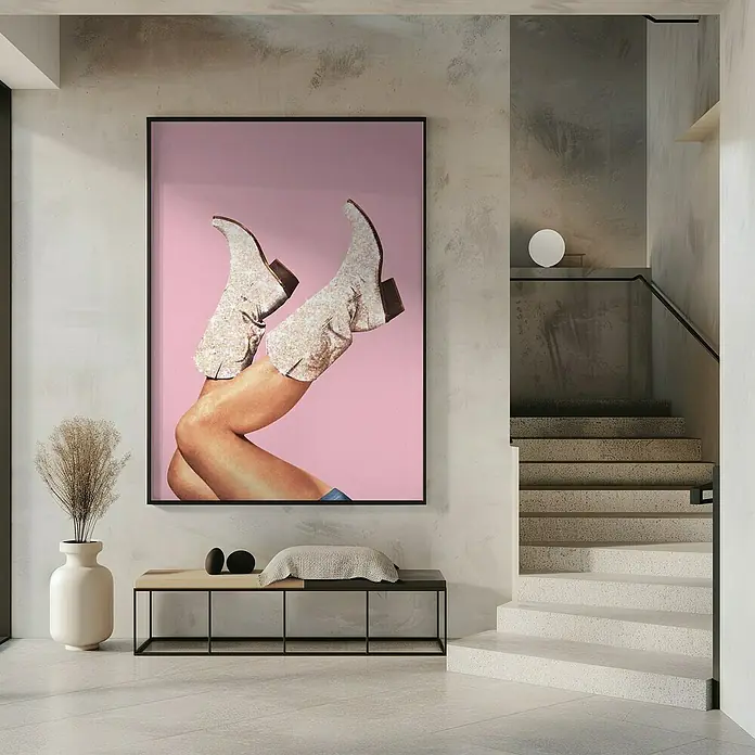 Papermoon Bild - Boots Glitter Pink, B x H: 60 x 80 cm, Ohne Passepartout, Rahmen Schwarz - Ein auffälliges Kunstwerk mit schimmernden Cowboystiefeln vor einem rosa Hintergrund, das jedem Raum einen Hauch von Stil verleiht.