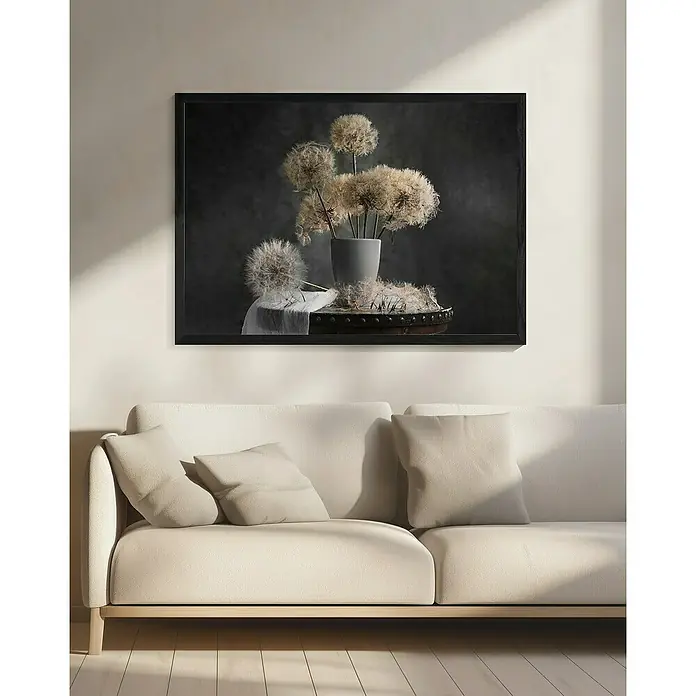 Papermoon Bild - Dandelion Seed, B x H: 80 x 60 cm, Mit Passepartout, Rahmen Schwarz - Stillleben-Kunstdruck eines Pusteblumen-Arrangements über einem modernen Sofa. Schafft eine ruhige, minimalistische Atmosphäre in jedem Wohnraum.