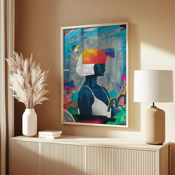 Papermoon Bild - Blue Girl, B x H: 40 x 50 cm, Ohne Passepartout, Rahmen Eiche - Ein gerahmtes Wandbild mit einem abstrakten Frauenporträt hängt über einer stilvollen Kommode, beleuchtet von einer Lampe.