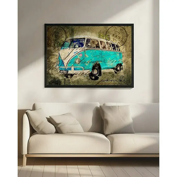 Papermoon Bild - VW Combi Tosca, B x H: 80 x 60 cm, Ohne Passepartout, Rahmen Schwarz - Das Bild zeigt ein gerahmtes Kunstwerk eines türkisfarbenen VW-Busses über einem cremefarbenen Sofa, das eine entspannte und stilvolle Atmosphäre schafft.