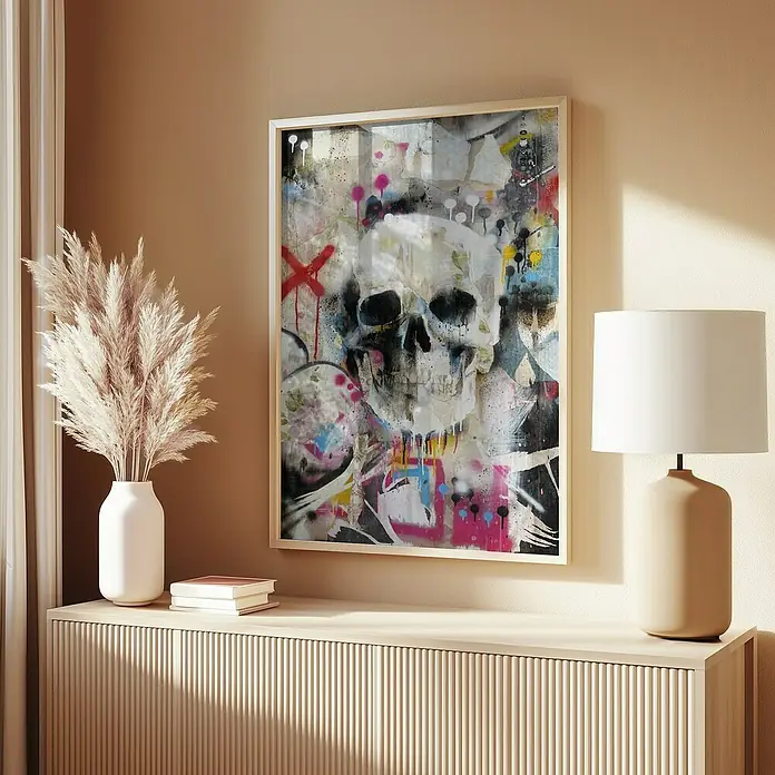 Papermoon Bild - Skull, B x H: 100 x 140 cm, Ohne Passepartout, Rahmen Eiche - Ein modernes Kunstwerk mit einem Totenkopfmotiv hängt an einer beigen Wand über einer Kommode, ergänzt durch eine Lampe und Vasen.
