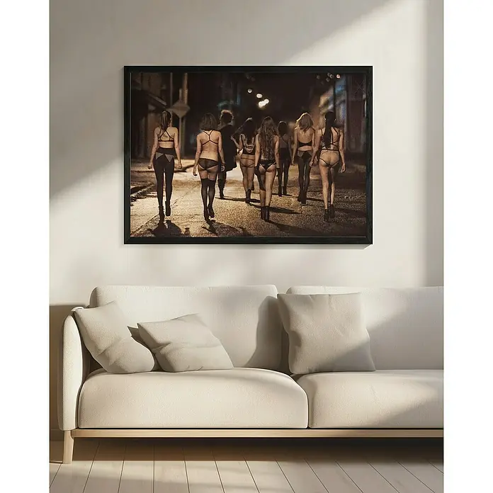 Papermoon Bild - Street Women, B x H: 70 x 50 cm, Ohne Passepartout, Rahmen Schwarz - Gerahmtes Bild von Frauen in Unterwäsche, das über einem beigen Sofa an einer hellen Wand hängt. Elegante Inneneinrichtung mit modernem Touch.
