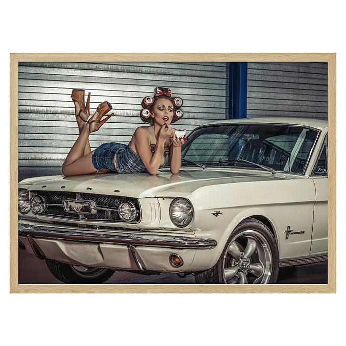 Papermoon Bild - Drive my Car, B x H: 140 x 100 cm, Ohne Passepartout, Rahmen Eiche - Frau mit Lockenwicklern und High Heels liegt auf einem weißen Oldtimer-Ford Mustang und trägt Lippenstift auf. Perfekt für Autoenthusiasten.