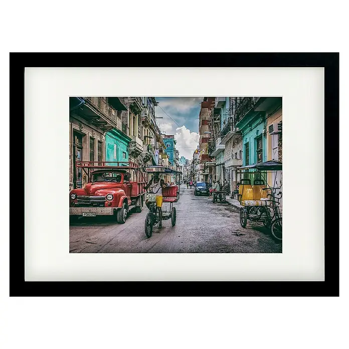 Papermoon Bild - Habana Street, B x H: 50 x 40 cm, Mit Passepartout, Rahmen Schwarz - Gerahmtes Foto einer belebten Straße in Havanna, Kuba, mit Oldtimern und Fahrradtaxis, eingefangen in lebendigen Farben und Details.
