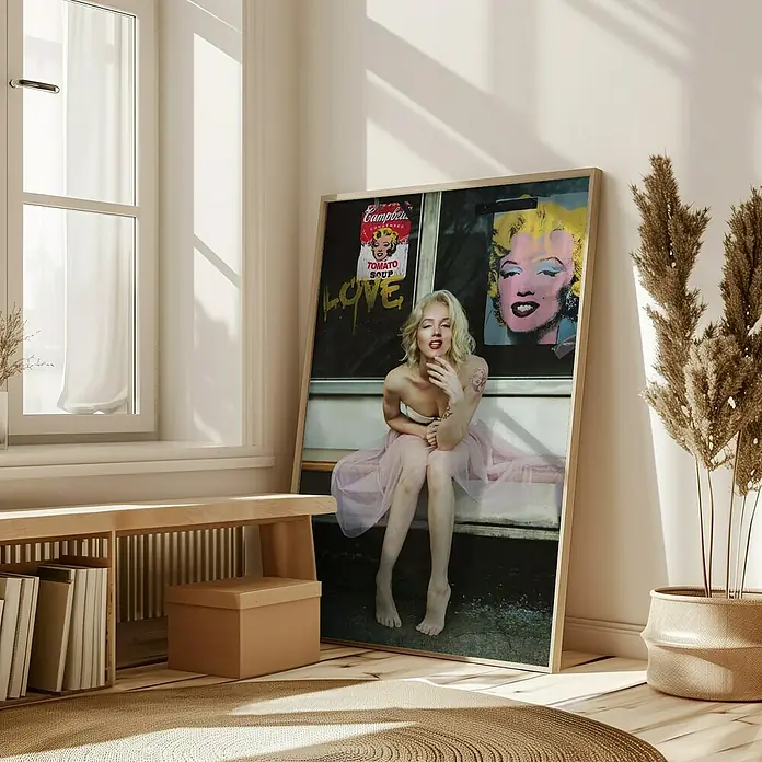 Papermoon Bild - New Marilyn, B x H: 40 x 50 cm, Mit Passepartout, Rahmen Eiche - Ein gerahmtes Kunstwerk mit Marilyn Monroe im Pop-Art-Stil, das an eine Wand gelehnt ist und eine moderne, künstlerische Atmosphäre schafft.