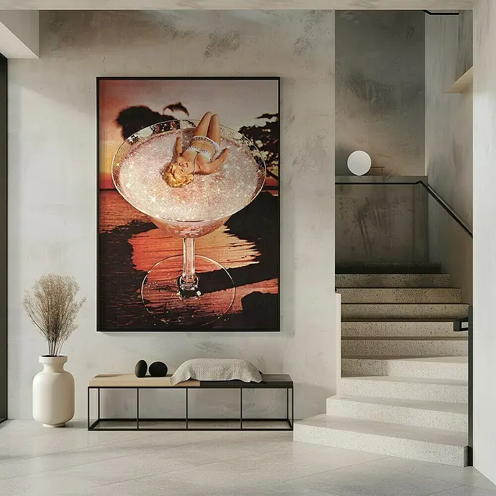 Papermoon Bild - Pink Margarita, B x H: 70 x 100 cm, Mit Passepartout, Rahmen Schwarz - Ein stilvolles Interieur mit einem auffälligen Bild, einer minimalistischen Bank und einer eleganten Treppe. Das Kunstwerk dominiert den Raum.