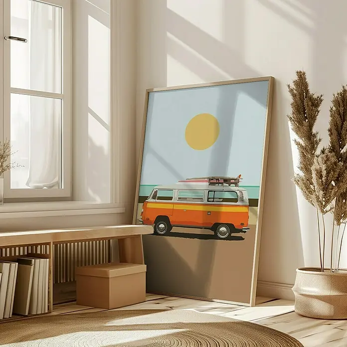 Papermoon Bild - Road Trip 1, B x H: 70 x 100 cm, Mit Passepartout, Rahmen Eiche - Dieses trendige Wandbild zeigt einen orangefarbenen VW-Bus mit Surfbrettern auf dem Dach vor einem sonnigen Strandhintergrund. Perfekt für Küstenliebhaber!