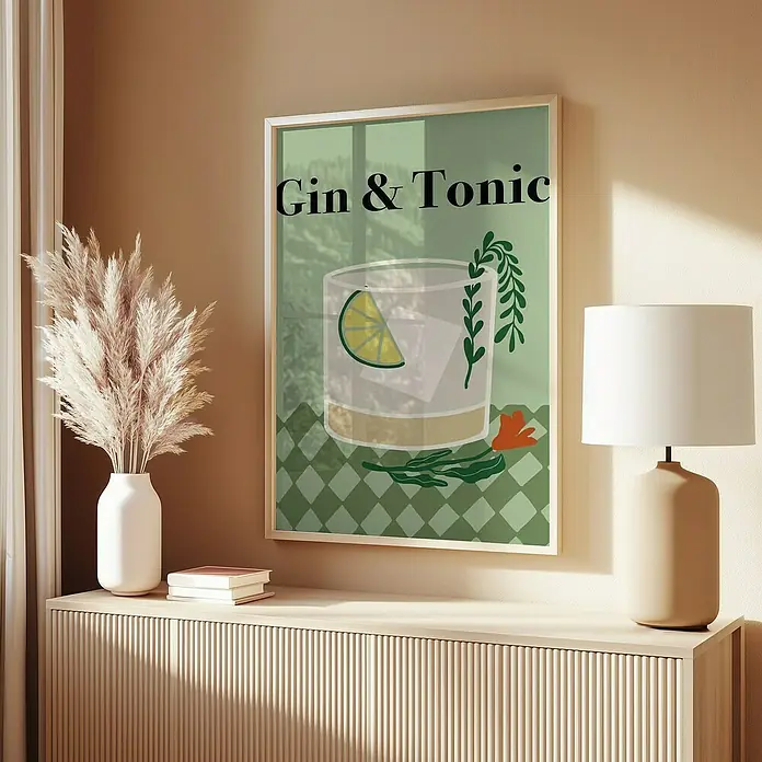 Papermoon Bild - Gin a Tonic, B x H: 80 x 110 cm, Mit Passepartout, Rahmen Eiche - Poster mit Gin & Tonic Motiv. Das Bild zeigt ein Gin & Tonic Glas auf einem grünen, karierten Untergrund, mit Text „Gin & Tonic“ darüber.