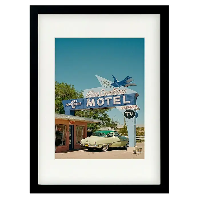 Papermoon Bild - Route 66, B x H: 50 x 70 cm, Mit Passepartout, Rahmen Schwarz - Gerahmtes Foto des Blue Swallow Motel, das ein klassisches Auto unter dem Vintage-Schild zeigt, das mit einem schlichten Rahmen versehen ist.