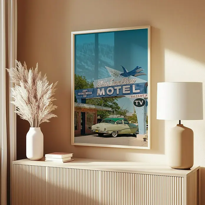 Papermoon Bild - Route 66, B x H: 40 x 50 cm, Mit Passepartout, Rahmen Eiche - Ein gerahmtes Poster des Blue Swallow Motel hängt über einer Kommode, ergänzt durch Pampasgras und eine Lampe, die das dekorative Interieur hervorheben.