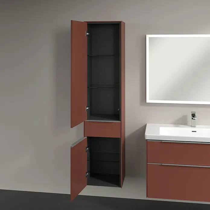 Villeroy & Boch Subway 3.0 Hochschrank - B x T x H: 40 x 36,2 x 171 cm, 1x Schublade, 2x Tür, Wine Red, Farbe Griff: Aluminium glänzend, DIN Anschlag: Links - Badezimmeransicht mit einem offenen, hochformatigen Badezimmerschrank in braun mit Glasböden, der neben einem modernen Waschtisch steht.