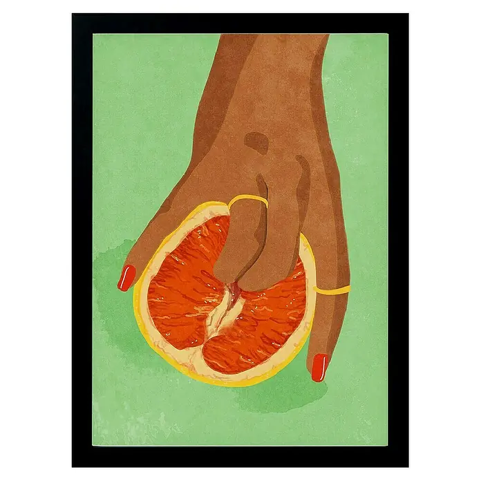 Papermoon Bild - Fruitlover, B x H: 60 x 80 cm, Ohne Passepartout, Rahmen Schwarz - Darstellung einer Hand, die eine halbe Grapefruit hält, mit Fokus auf Textur und Farbe. Stilvolle, moderne Grafik mit künstlerischer Note.