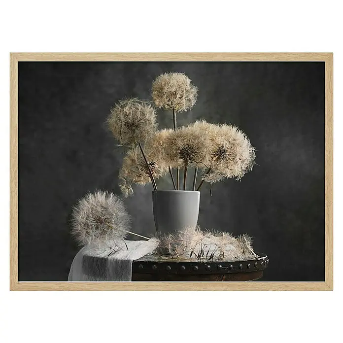 Papermoon Bild - Dandelion Seed, B x H: 140 x 100 cm, Ohne Passepartout, Rahmen Eiche - Ein gerahmtes Stillleben mit Löwenzahnblüten in einer Vase, das eine ruhige und elegante Atmosphäre ausstrahlt.