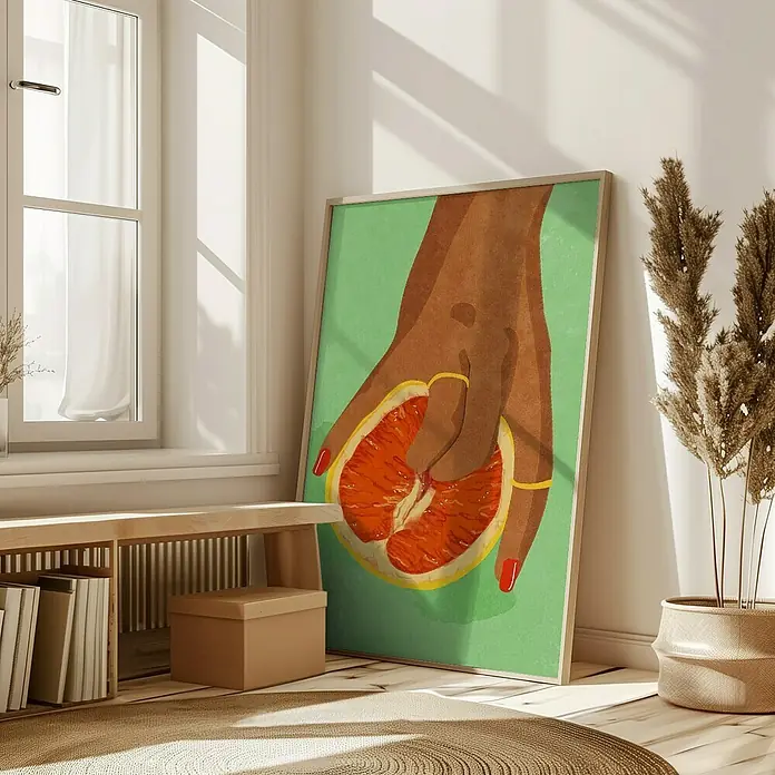 Papermoon Bild - Fruitlover, B x H: 40 x 50 cm, Ohne Passepartout, Rahmen Eiche - Ein künstlerisches Poster mit einer Hand, die eine Grapefruit hält, in einem hellen, modernen Raum mit natürlichen Elementen.