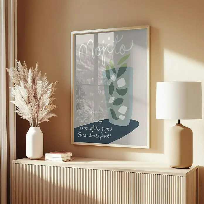 Papermoon Bild - Mojito Rezept, B x H: 80 x 110 cm, Mit Passepartout, Rahmen Eiche - Ein gerahmtes Mojito-Rezeptbild hängt an einer beigen Wand über einer Kommode, neben einer Lampe und einer Vase mit Pampasgras.