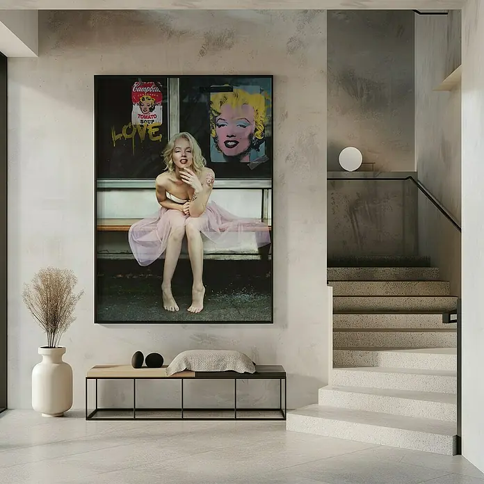Papermoon Bild - New Marilyn, B x H: 60 x 80 cm, Ohne Passepartout, Rahmen Schwarz - Elegantes Interieur mit großem Marilyn Monroe-Wandbild, minimalistischer Bank, Vase und Treppe. Die moderne Gestaltung verleiht dem Raum eine stilvolle Atmosphäre.