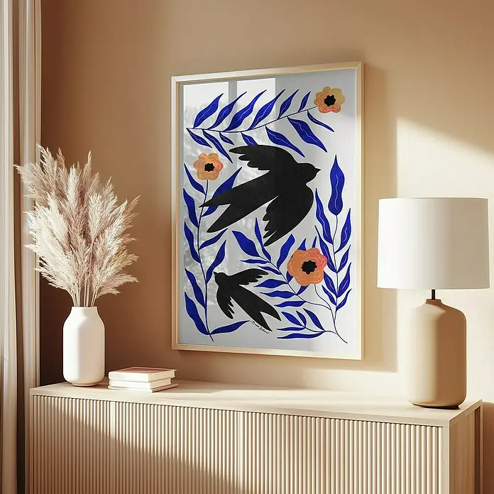 Papermoon Bild - Swallow Flowers, B x H: 70 x 100 cm, Ohne Passepartout, Rahmen Eiche - Ein modernes Kunstwerk mit Vögeln und floralen Elementen, gerahmt und auf einer Kommode platziert, verleiht dem Raum eine künstlerische Note.