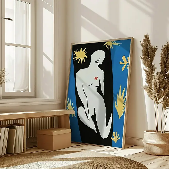 Papermoon Bild - Abstract Figure, B x H: 50 x 70 cm, Ohne Passepartout, Rahmen Eiche - Das Bild zeigt ein abstraktes Matisse-inspiriertes Kunstwerk einer sitzenden Figur mit Herz, das an eine Wand in einem hellen Raum gelehnt ist.