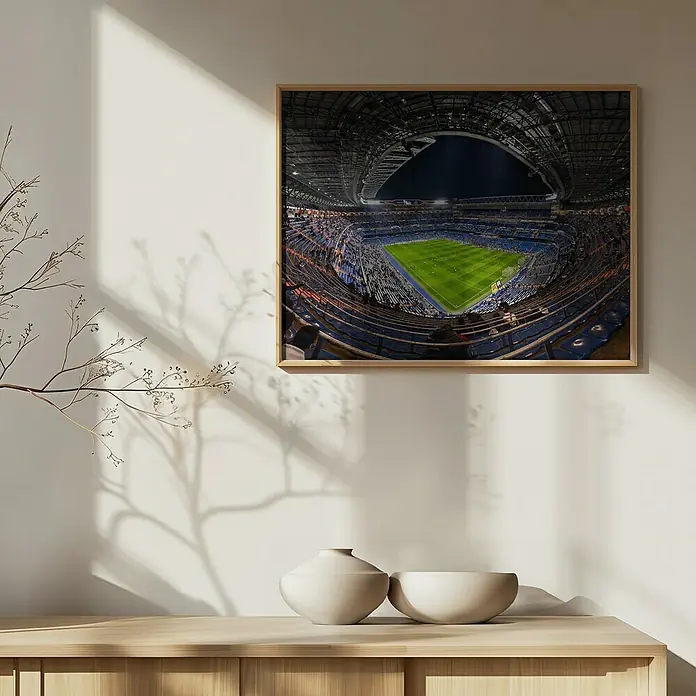 Papermoon Bild - Santiago Bernabèu, B x H: 50 x 40 cm, Ohne Passepartout, Rahmen Eiche - Eine gerahmte Fotografie eines Fußballstadions hängt über einer Kommode und Vasen und bringt Sport in Ihr Zuhause.