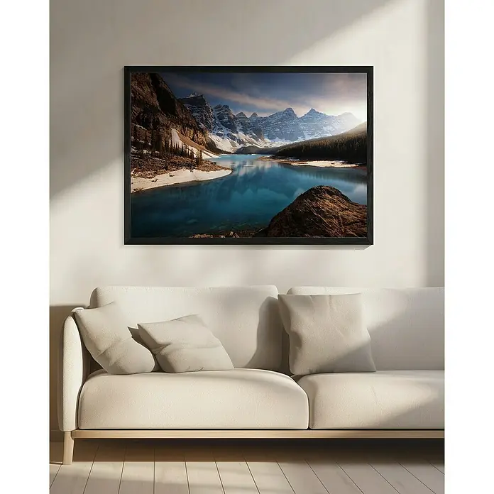 Papermoon Bild - Moraine Me, B x H: 80 x 60 cm, Mit Passepartout, Rahmen Schwarz - Gerahmtes Landschaftsbild über einem cremefarbenen Sofa. Das Bild zeigt einen Bergsee und schneebedeckte Gipfel, perfekt für Wohnzimmer.