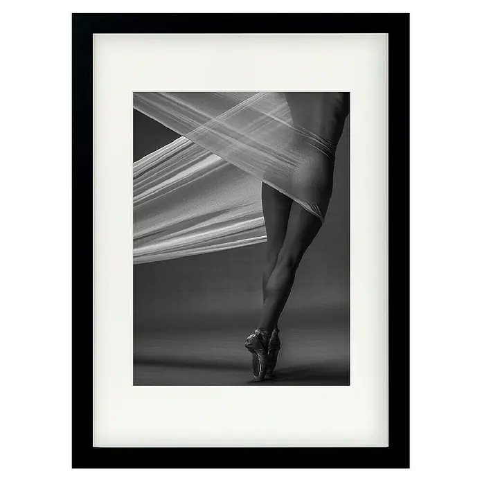 Papermoon Bild - Balance, B x H: 70 x 100 cm, Mit Passepartout, Rahmen Schwarz - Gerahmtes Schwarz-Weiß-Foto einer Tänzerin auf Spitze mit fließendem Stoff. Elegante Wandkunst für Tanzliebhaber und Kunstkenner.