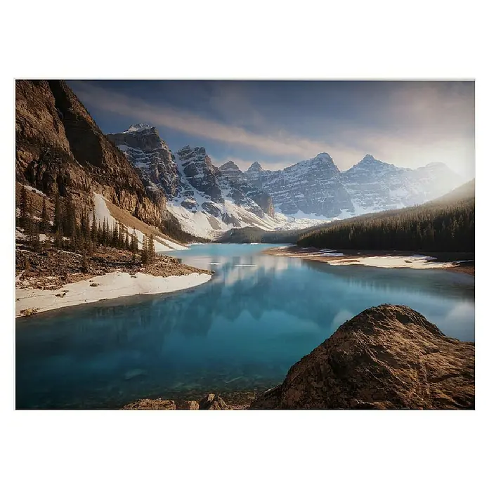 Papermoon Poster - Moraine Me, B x H: 80 x 60 cm, Mit Passepartout - Malerischer Blick auf den Moraine Lake mit schneebedeckten Bergen, der die ruhige türkisfarbene Oberfläche des Sees mit Felsen wunderbar ergänzt.