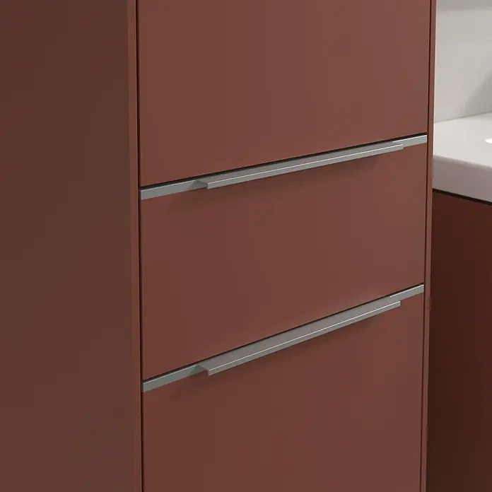 Villeroy & Boch Subway 3.0 Hochschrank - B x T x H: 40 x 36,2 x 171 cm, 1x Schublade, 2x Tür, Wine Red, Farbe Griff: Aluminium glänzend, DIN Anschlag: Links - Nahaufnahme eines schokoladenbraunen Badezimmerschranks mit schlanken, silberfarbenen Griffen an den Schubladen.