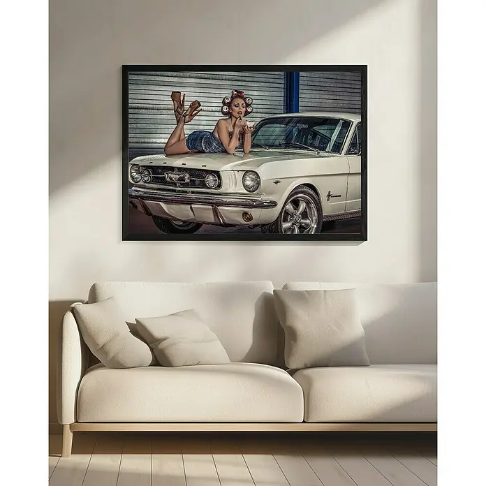 Papermoon Bild - Drive my Car, B x H: 140 x 100 cm, Ohne Passepartout, Rahmen Schwarz - Gerahmtes Foto einer Frau im Retro-Stil, die auf einem weißen Oldtimer-Mustang posiert. Ein auffälliges Wandbild für Liebhaber klassischer Autos.