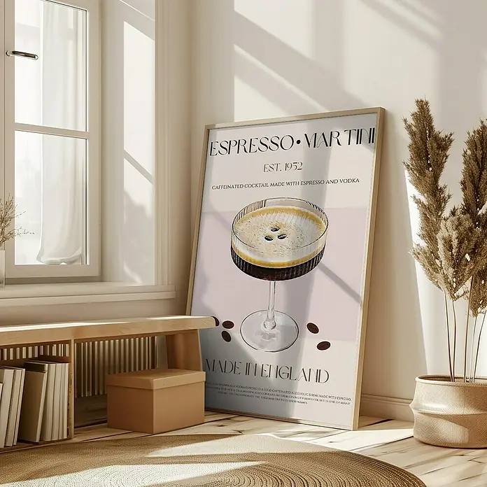Papermoon Bild - Coffee Delighta, B x H: 70 x 100 cm, Ohne Passepartout, Rahmen Eiche - Ein an der Wand lehnendes Poster mit einem Espresso Martini Cocktail-Design, das eine stilvolle und moderne Dekoration für jeden Raum darstellt.