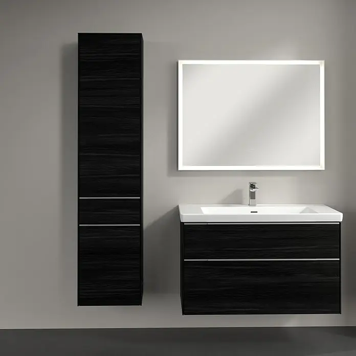 Villeroy & Boch Subway 3.0 Hochschrank - B x T x H: 40 x 36,2 x 171 cm, 1x Schublade, 2x Tür, Black Oak, Farbe Griff: Aluminium glänzend, DIN Anschlag: Links - Modernes Badezimmer-Set mit dunklem Holzschrank, Waschbeckenunterschrank und beleuchtetem Spiegel für ein stilvolles Ambiente.