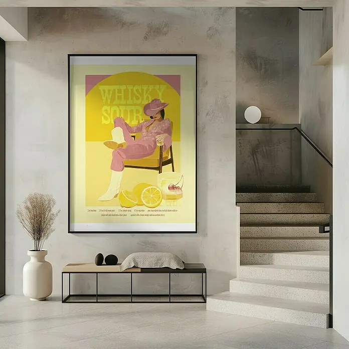 Papermoon Bild - Whisky Sour Pink Copy, B x H: 80 x 110 cm, Ohne Passepartout, Rahmen Schwarz - Ein Whiskey Sour Poster in einem schwarzen Rahmen hängt an einer Wand über einer Bank mit Dekorationen.
